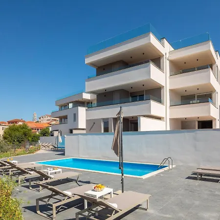 Heated Pool & Rooftop Jacuzzi Sea View Near Trogir-ciovo