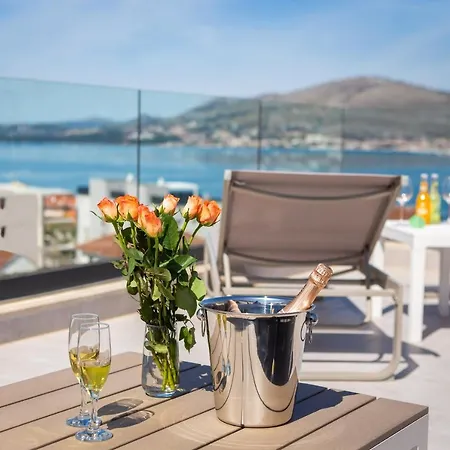 Heated Pool & Rooftop Jacuzzi Sea View Near Trogir-ciovo Daire *
