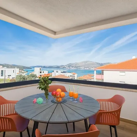 Daire Heated Pool & Rooftop Jacuzzi Sea View Near Trogir-ciovo