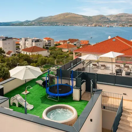 Alegria - Pool, Private Terrace, Sea View, Jacuzzi Apartment Trogir